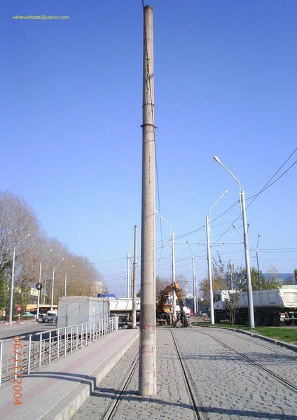 Stalp intre sine tram35.jpg